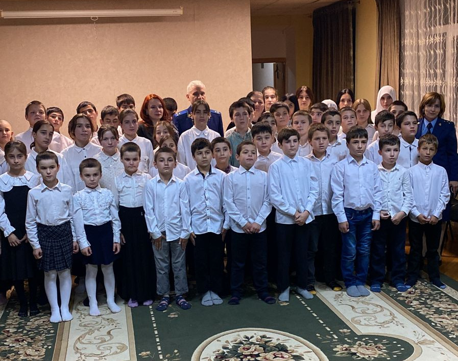 Уполномоченный при Главе РД по правам ребенка Марина Ежова и заместитель прокурора Сергей Антонов встретились с детьми Центра