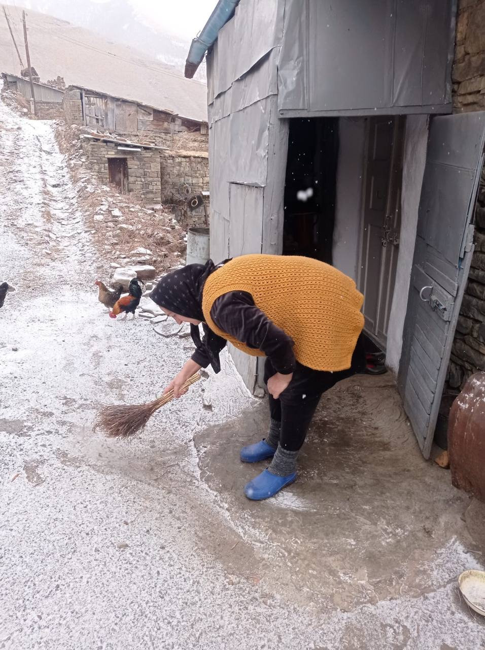Оказание социально-бытовых услуг соцработницей  Рамазановой Мафинат.