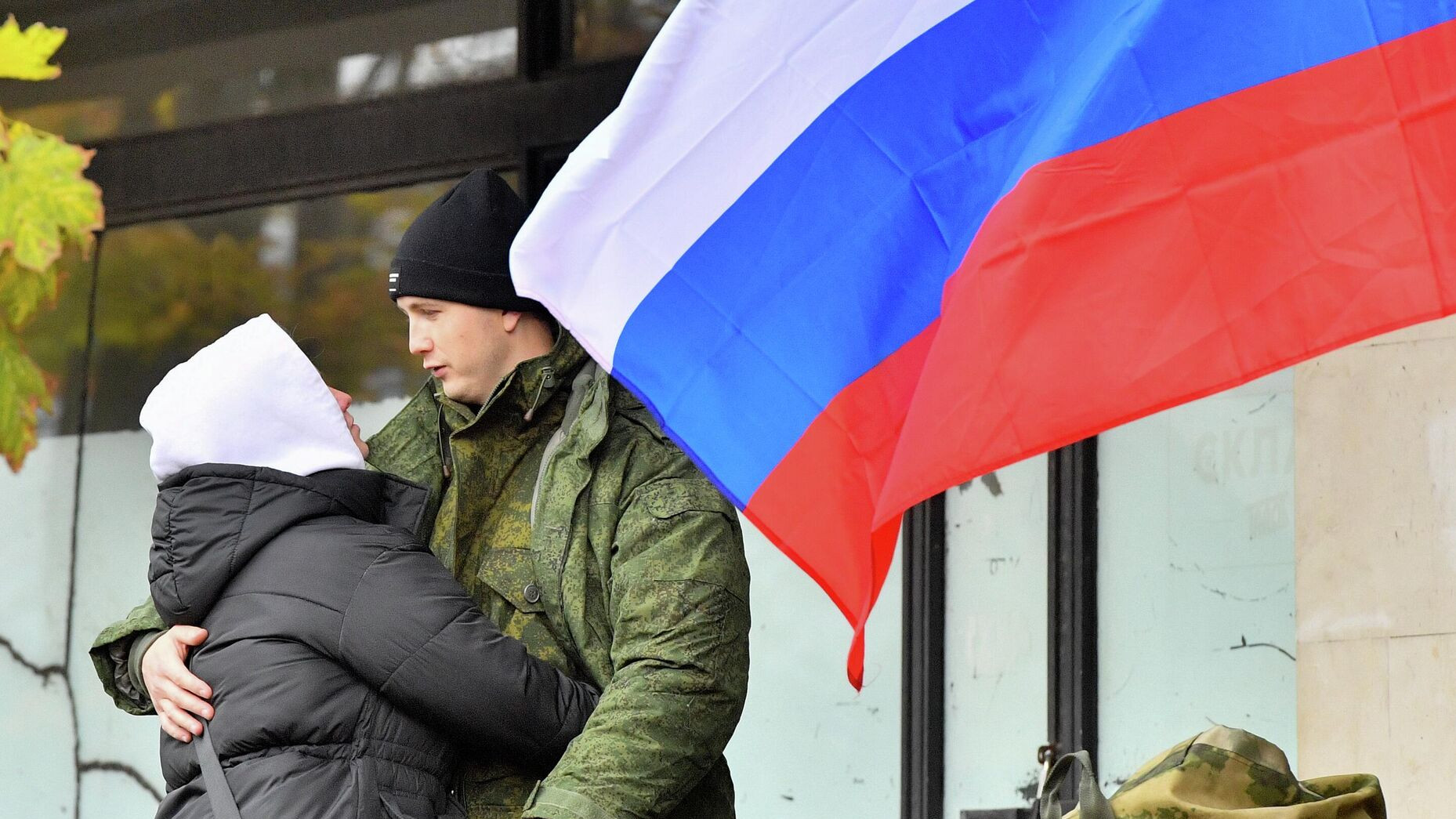 Куда (участнику СВО/членам его семьи) следует обратиться с заявлением о предоставлении земельного участка в собственность бесплатно?