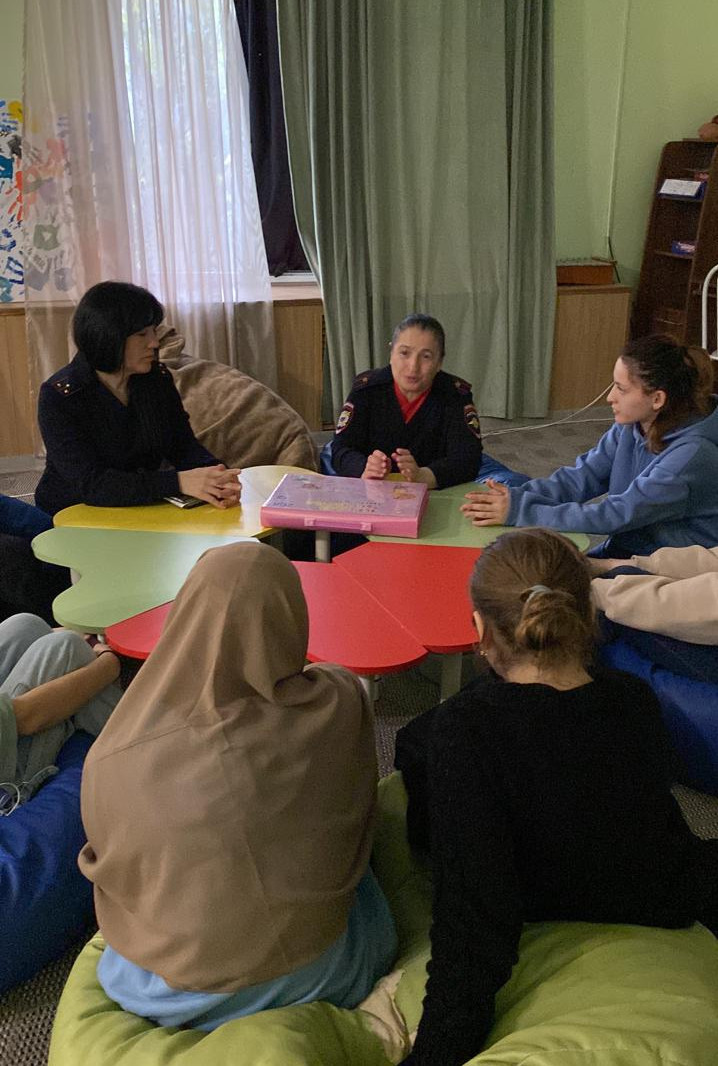 Сотрудники отдела по делам несовершеннолетних провели профилактическую беседу с воспитанниками Центра