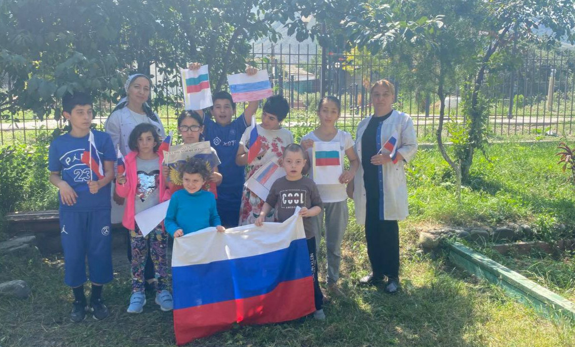 специалисты по работе с семьей Эмирбекова Р.К и Эмирова Д.Д провели ребятам экскурс в историю возникновения и развития государственных символов России, провели мастер-класс по изготовлению флажка из цветной бумаги.