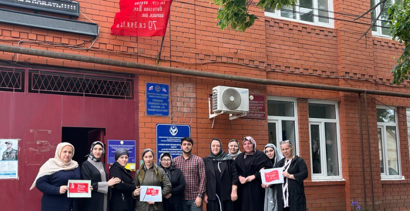 Коллектив Социально-реабилитационного центра в Кизилюртовском районе вместе с подопечными принял участие в акции «Знамя Победы»