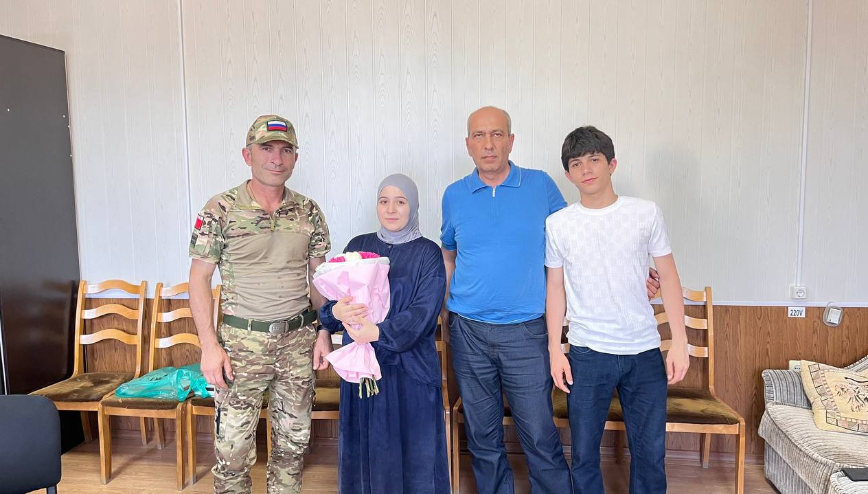 Доброволец из Дербента, отец работника КЦСОН г.Дербент Фаины Рамазановой, приехавший в краткосрочный отпуск из зоны специальной военной операции, первым делом, пришел на работу к дочери.