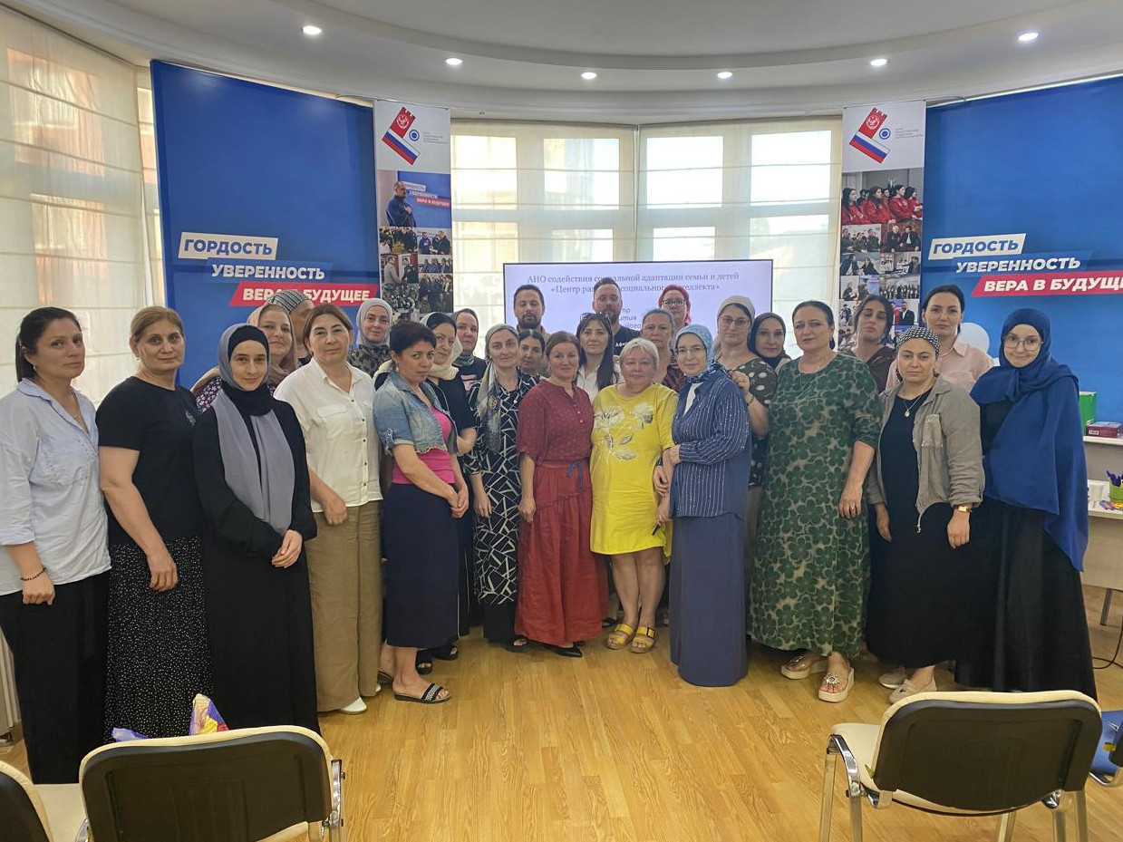 Участие специалистов ГКУ РД РЦДПОВ в МО "г. Кизилюрт" в семинаре «Особая Афинская школа. Практика групповой работы по социальной адаптации детей»