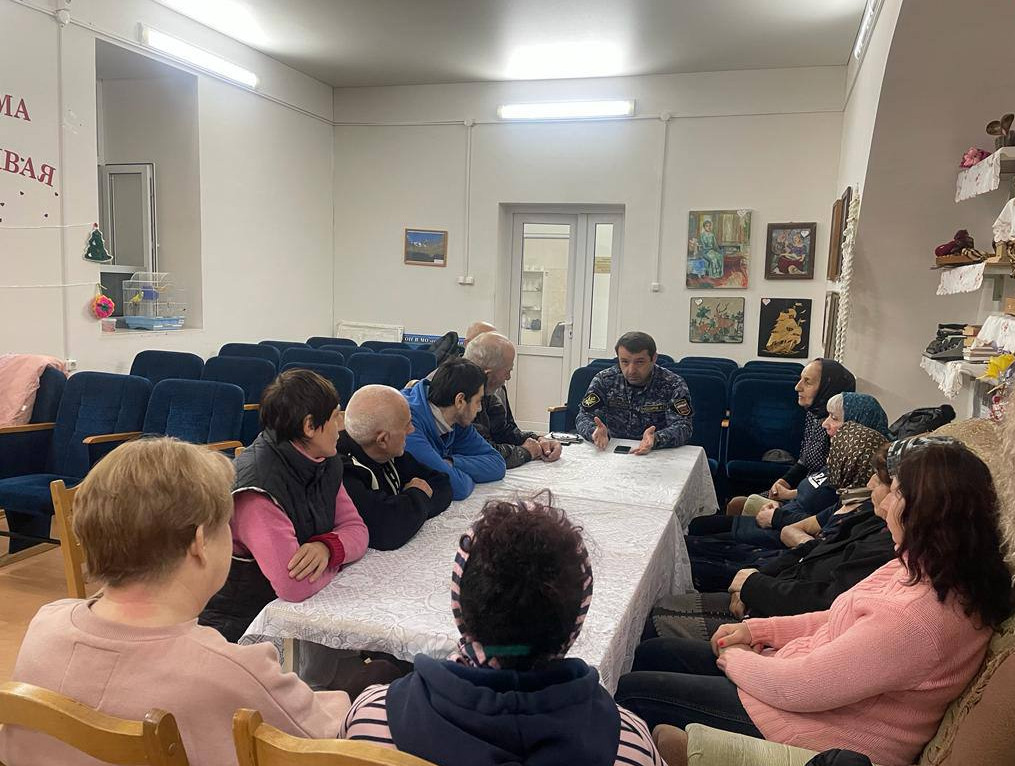 Инспектор И.Айдемиров провел с получателями социальных услуг профилактическую беседу по правилам дорожного движения.