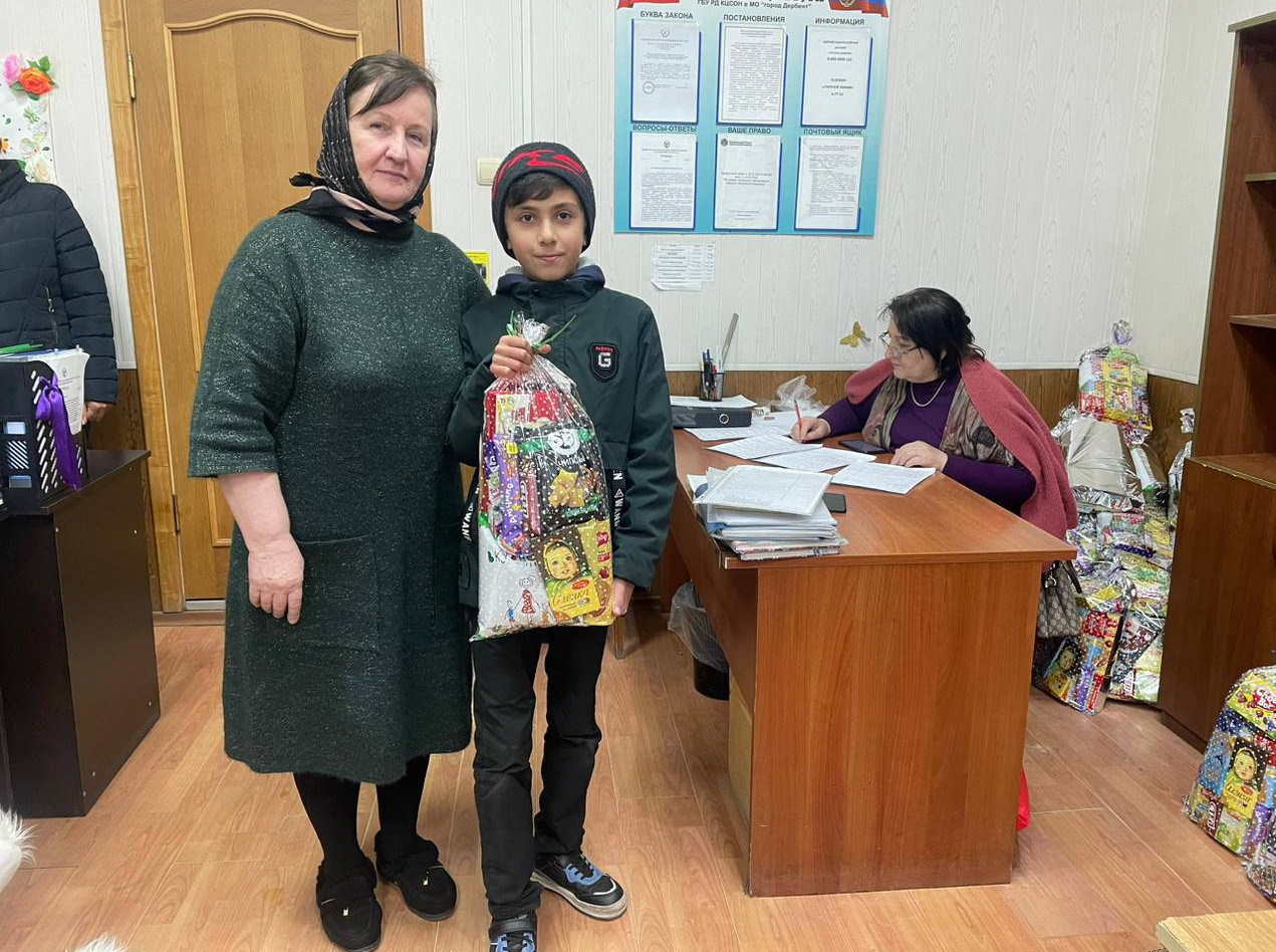 В Комплексном центре социального обслуживания г. Дербент продолжается раздача новогодних подарков в рамках благотворительной акции «Новый год в каждый дом».