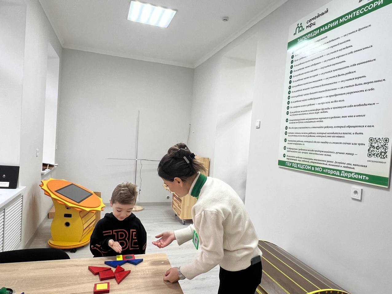 Психолог А.Байрамова проводит индивидуальное игровое упражнение с дошкольником на тему:"Познакомимся с формами".Цель: закрепление понятий формы, размера и цвета " и игровое занятие с балансировочной доской.