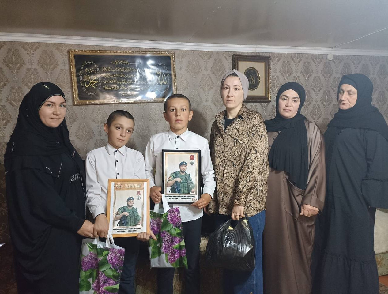 В канун Дня знаний работники Комплексного центра социального обслуживания населения Агульского района посетили на дому семью военнослужащего, погибшего в ходе СВО на Украине