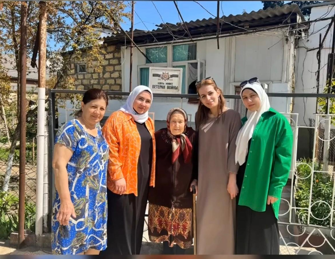 Уборка придомовой территории у ветеранов Великой Отечественной Войны, тружеников тыла, состоящих на социальном обслуживании на дому в ГБУ РД КЦСОН в МО «город Дербент»