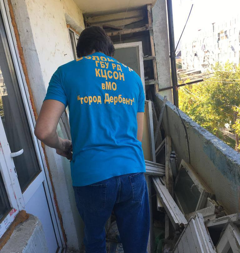 оказание  помощи малоимущей семье инвалидов Курганинской Т.А. в вывозе строительного мусора из квартиры.