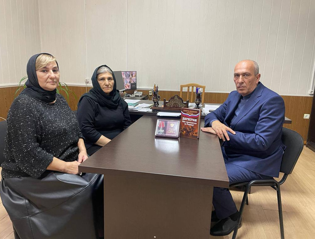 Родителям погибшего участника СВО Абильфеза Гаджиева вручен орден Мужества.