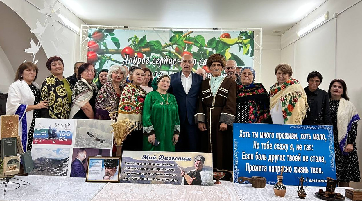 Тематический урок к 100летию со дня рождения величайшего поэта Дагестана Гамзатова Расула Гамзатовича.