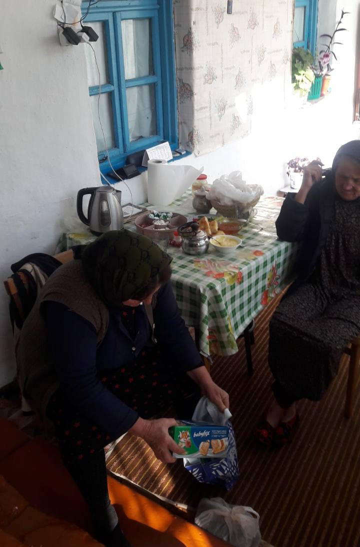 Социальная работница отделения социального обслуживания граждан пожилого возраста и инвалидов на дому из села Чираг на обслуживании подопечных.