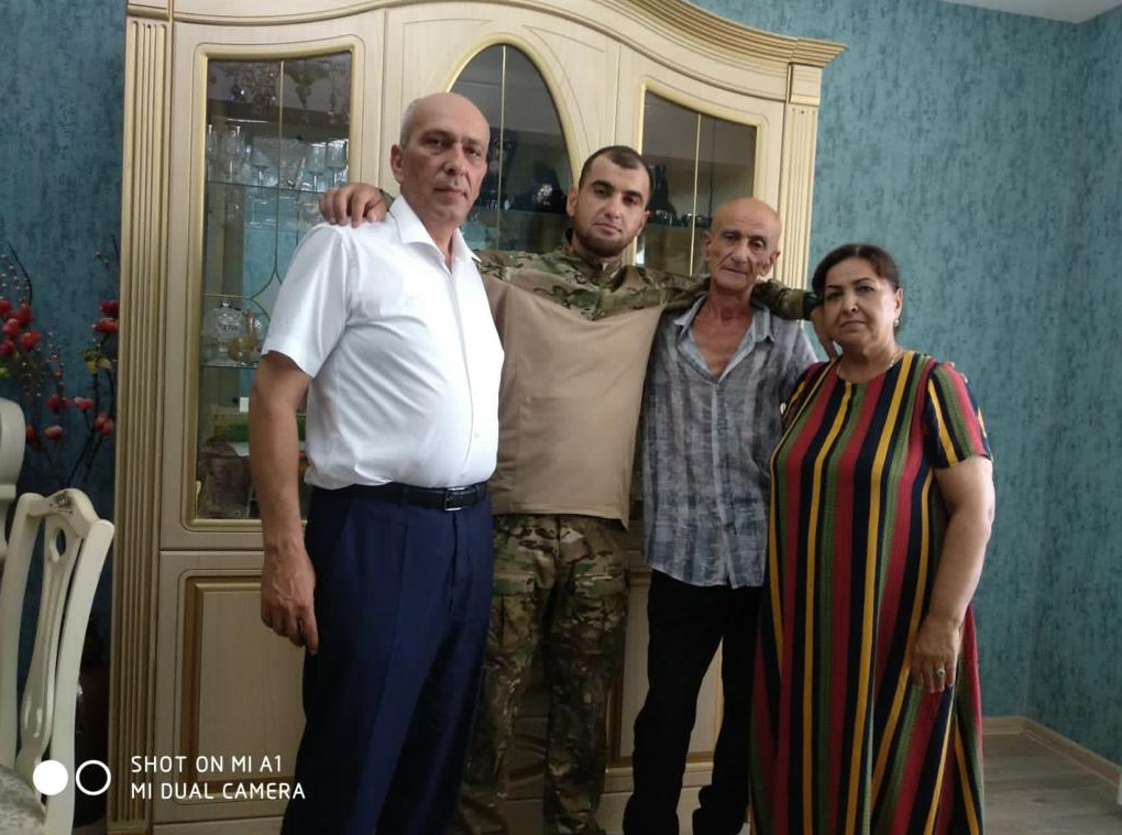 Директор Комплексного центра социального обслуживания насления г.Дербента Теймур Саругланов встретился с военнослужащим, приехавшим в отпуск из зоны СВО.