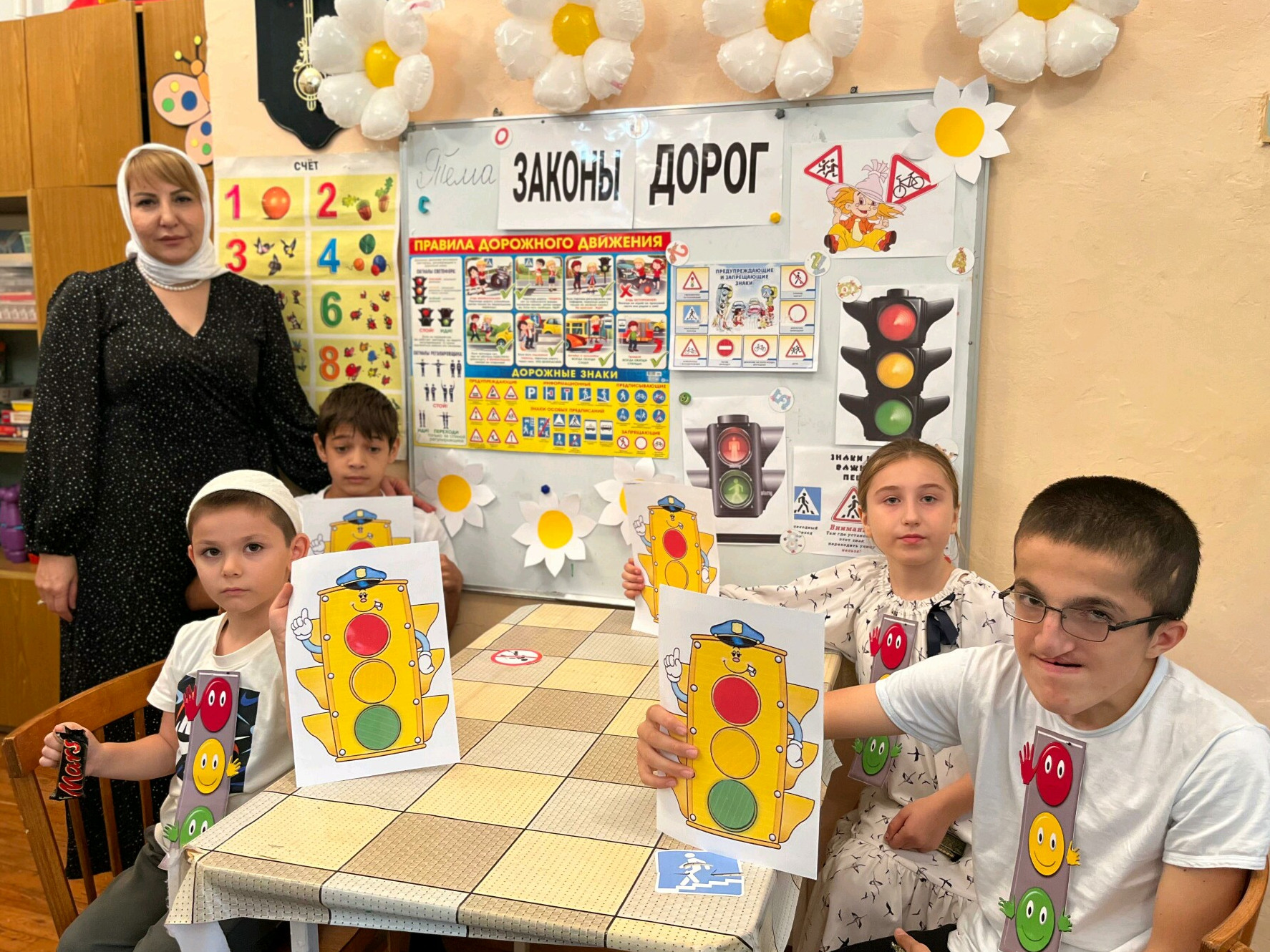 Безопасность детей на улицах города — это одна из самых важных задач в процессе воспитания. На нашем открытом занятии «Дорожные знаки: играем и учимся» мы подробно обсудим эту тему.