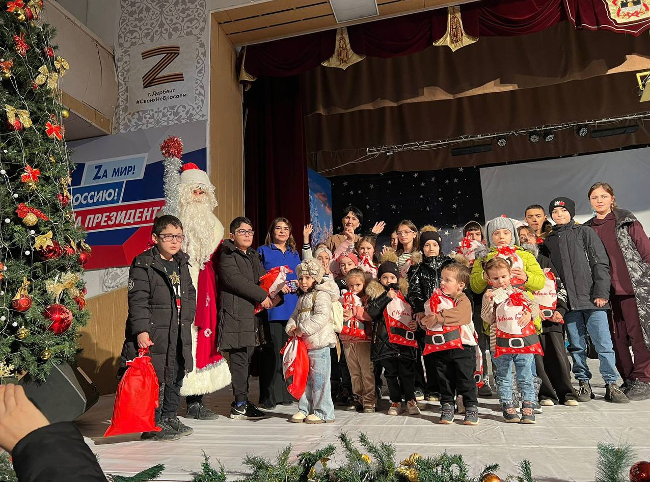 В преддверии Нового года во Дворце детского и юношеского творчества состоялось музыкально-игровое театрализованное представление "Тайны вселенной Деда Мороза"