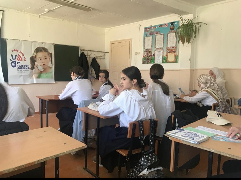 Комплексный центр социального обслуживания населения в  МО «Кизилюртовский район» продолжает  ряд мероприятий, посвященных празднованию  «Международного дня детского телефона доверия», который состоится 17 мая