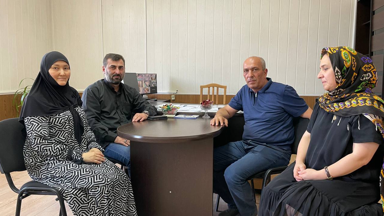 В Комплексном центре социального обслуживания населения г. Дербент состоялась встреча с представителями благотворительного фонда «Ахли Бейт» Куташевой Жанной Анваровной и Аслановым Хаджи-Сурхаем.