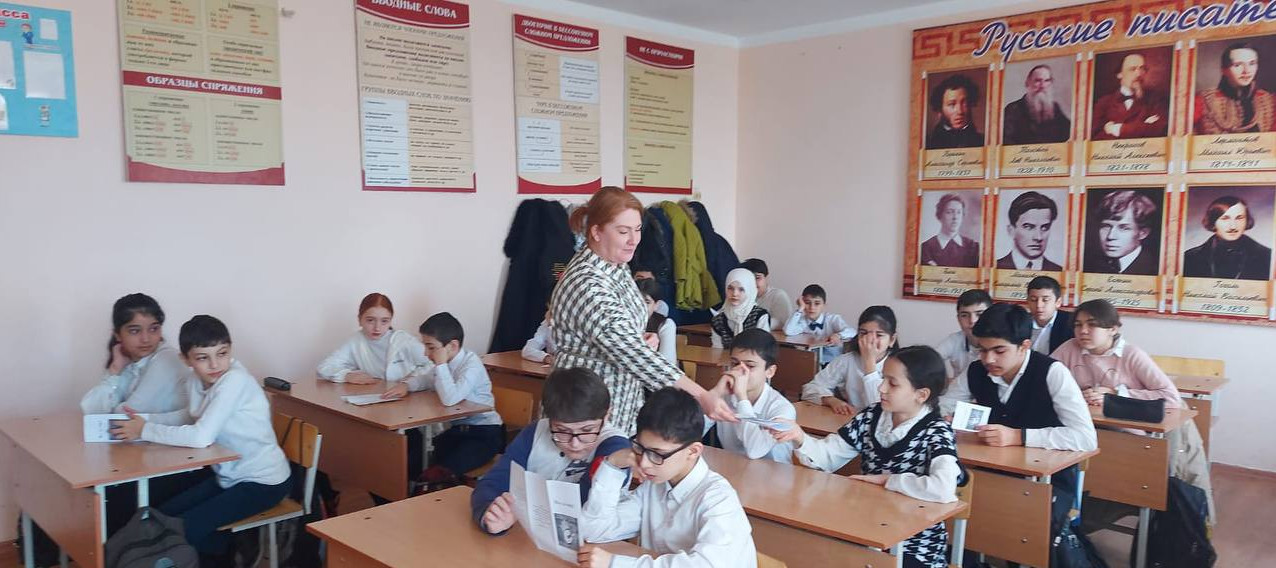 27 ноября в МБОУ СОШ №4 специалист социального обслуживания на дому детей и семей с детьми Рамазанова Инара провела беседу на тему:     « Скажи терроризму НЕТ»