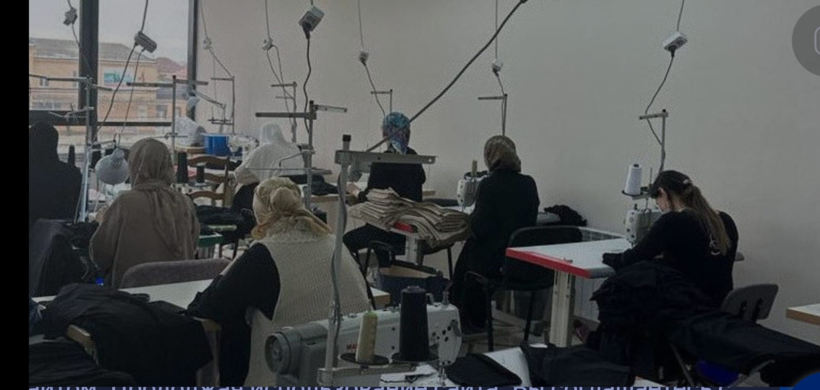 Безработная Айшат Магомедова в прошлом году в ходе Всероссийской ярмарки трудоустройства «Работа России. Время возможностей» встретилась с руководителем ООО «ПИАР МЕДИА».