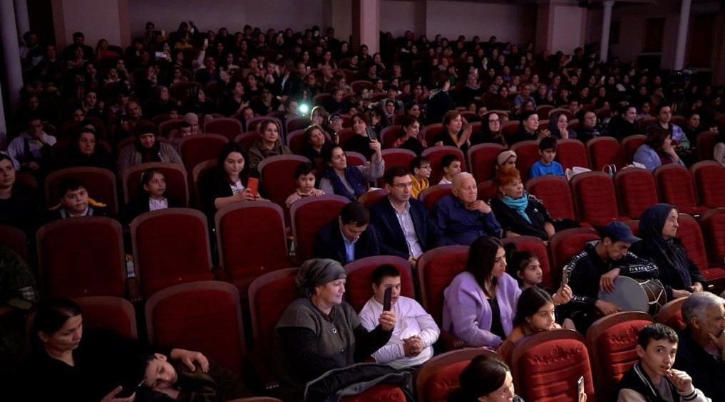 26 сентября 2023 года в здании лезгинского музыкально-драматического театра имени Сулеймана Стальского прошел благотворительный концерт «Дари во благо», организованный КЦСОН.