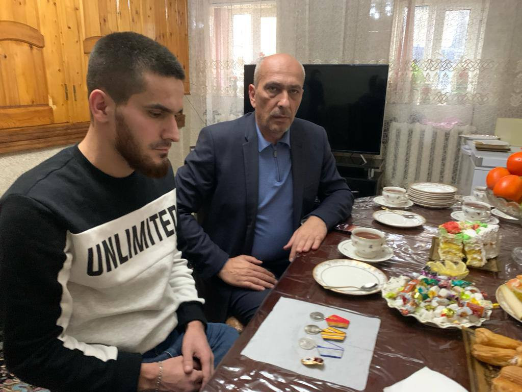 В день Конституции Российской Федерации директор КЦСОН Саругланов Теймур Зейнудинович совместно со специалистом администрации городского округа г. Дербент Хасановой Валерией Михайловной посетили семью участника СВО Исмаилова Курбана Алипулатовича.