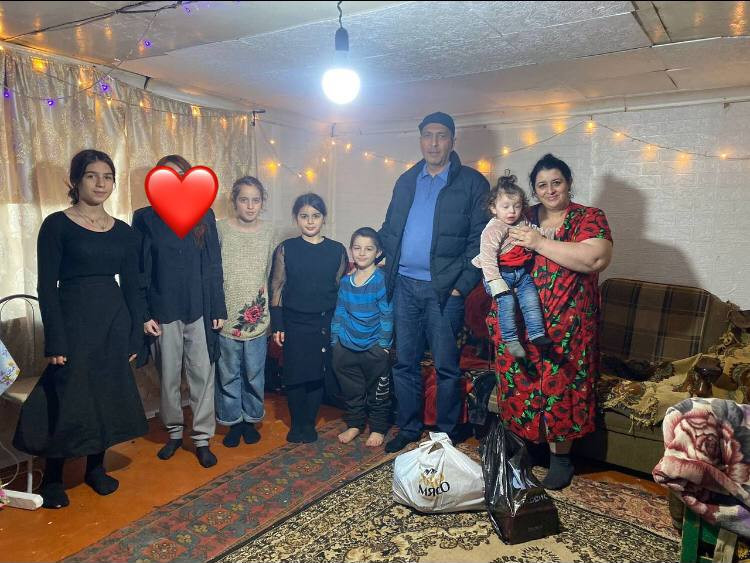 В преддверии Нового года по доброй воле неравнодушного жителя Айгюн Агаевой пятерым остронуждающимся гражданам, состоящим на учете в комплексном центре, адресно доставили продуктовые наборы.