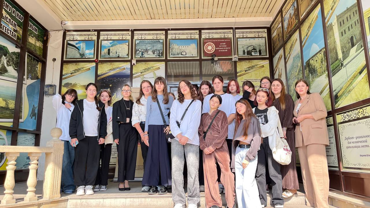 специалисты Семейного МФЦ организовали экскурсию для 18 школьников, прибывших из Белгородской области в «Музей истории мировых культур и религии»