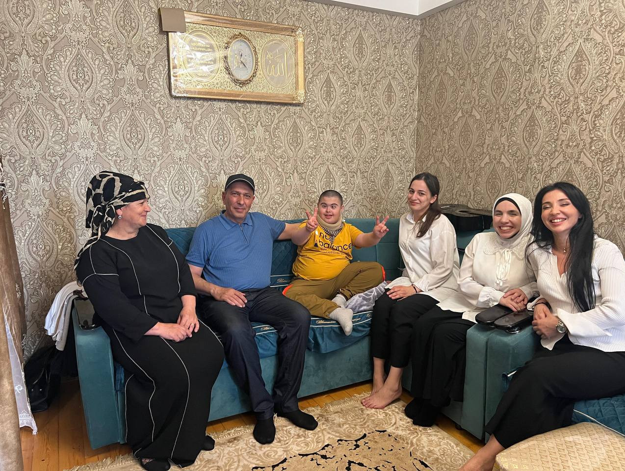 Работники филиала МФЦ поселка Мамедкала Дербентского района посетили 3 остронуждающихся семьи, воспитывающие детей с инвалидностью