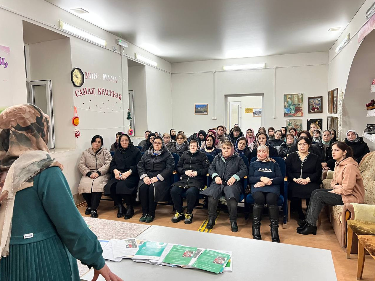 С работниками учреждения и получателям социальных услуг полустационарного отделения была проведена работа по распространению информационного материала среди горожан.