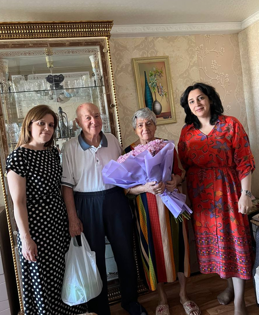 В преддверии Дня семьи, любви и верности сотрудники Управления социальной защиты населения города Дербент посетили семью Малинских.