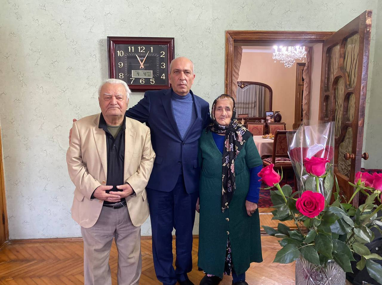 В предверии празднования Дня матери социальные работники ГБУ РД КЦСОН г. Дербент во главе с директором Теймуром Саруглановым поздравили семью Меликмагомедовых.