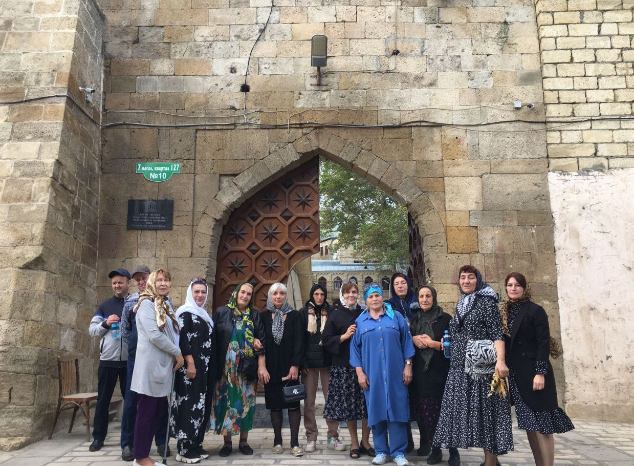 21сентября б/ф "Ахли-Бейт"организовал экскурсию для подопечных отделения социального обслуживания граждан пожилого возраста и инвалидов в полустационарной форме в одну из жемчужин города Дербент в Джума-мечеть.