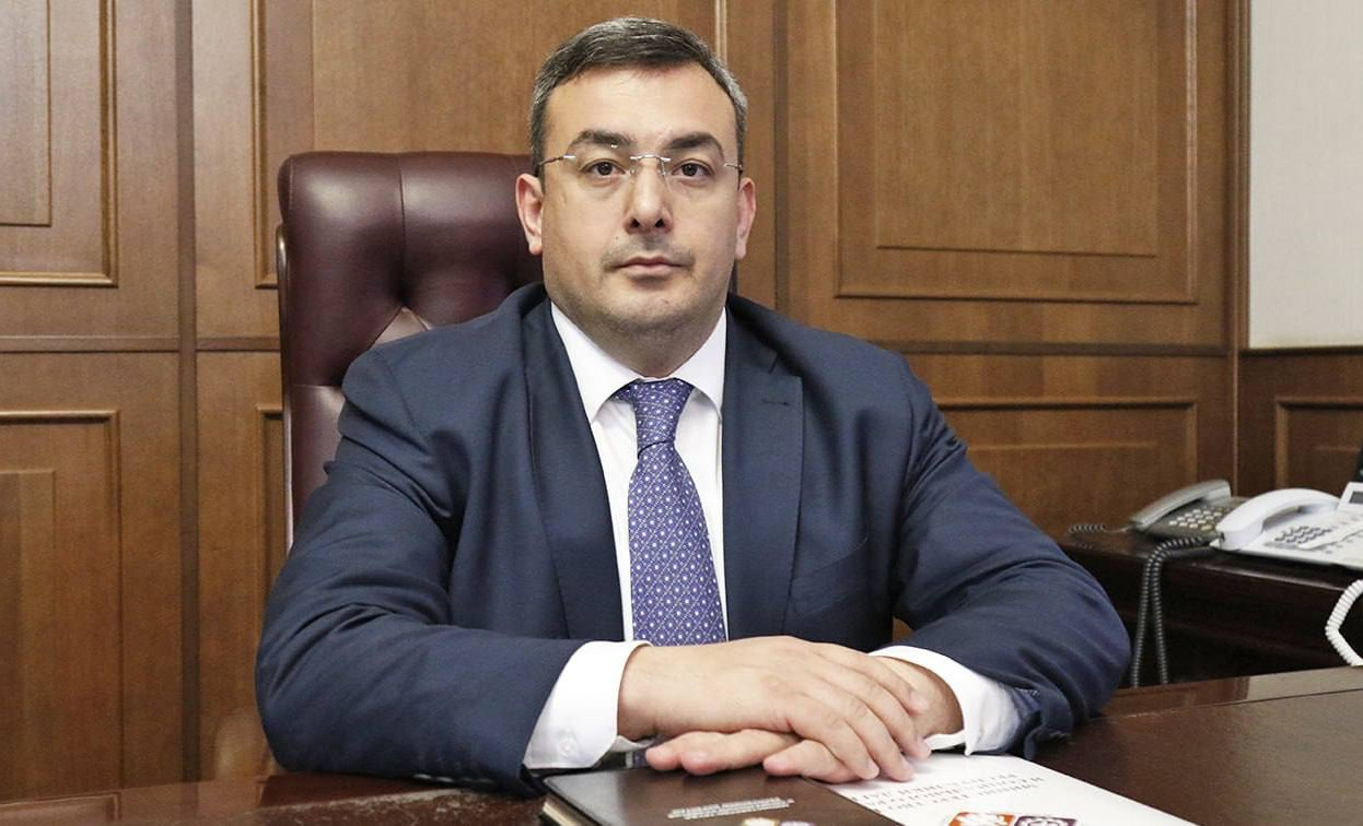 Поздравление с Днем Конституции РД от врио министра труда РД Магомедзагида Кихасурова.