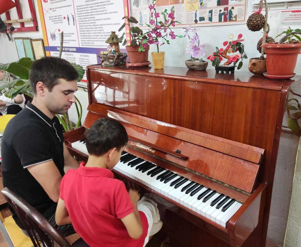 Музыка является действенным средством эмоциональной коррекции, т. е. помогает детям найти и принять нужное эмоциональное состояние. Ежедневно в Центре проводит занятия музыкальный руководитель Сефиханов Сефихан М.