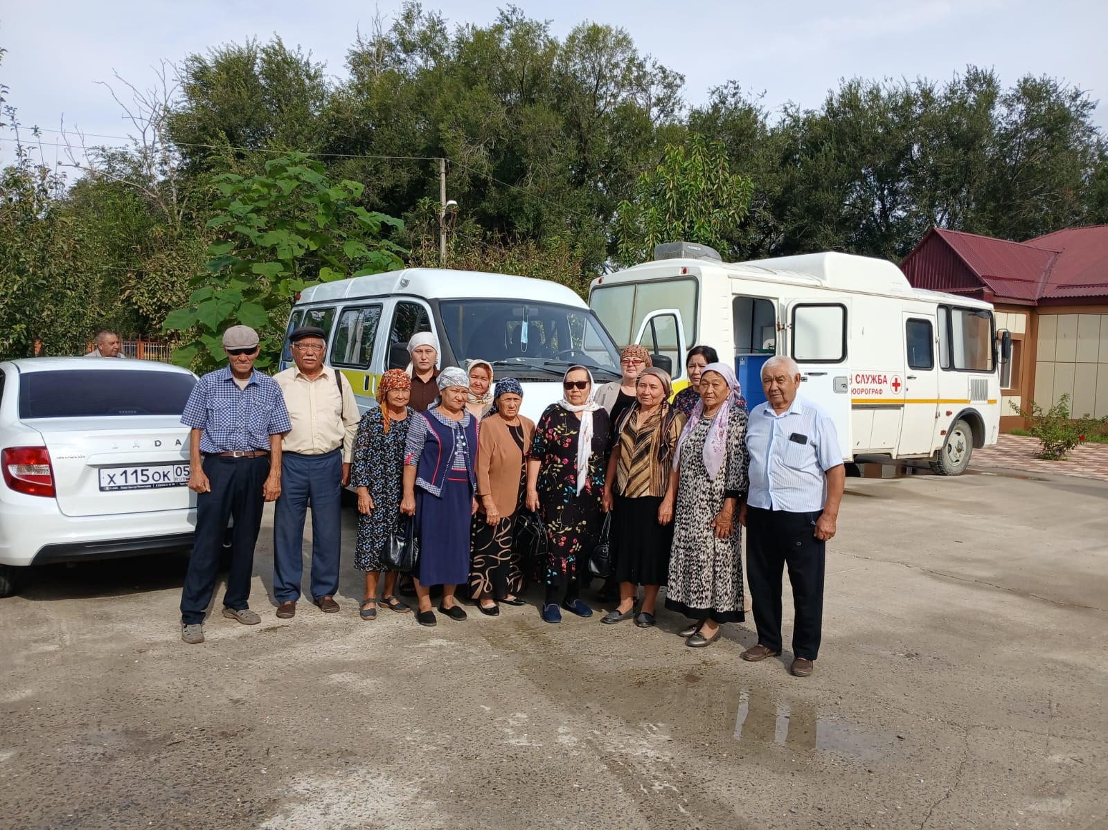 Центр социального обслуживания населения МО "Ногайский район" организовал доставку пожилых жителей села Карагас  в районную поликлинику