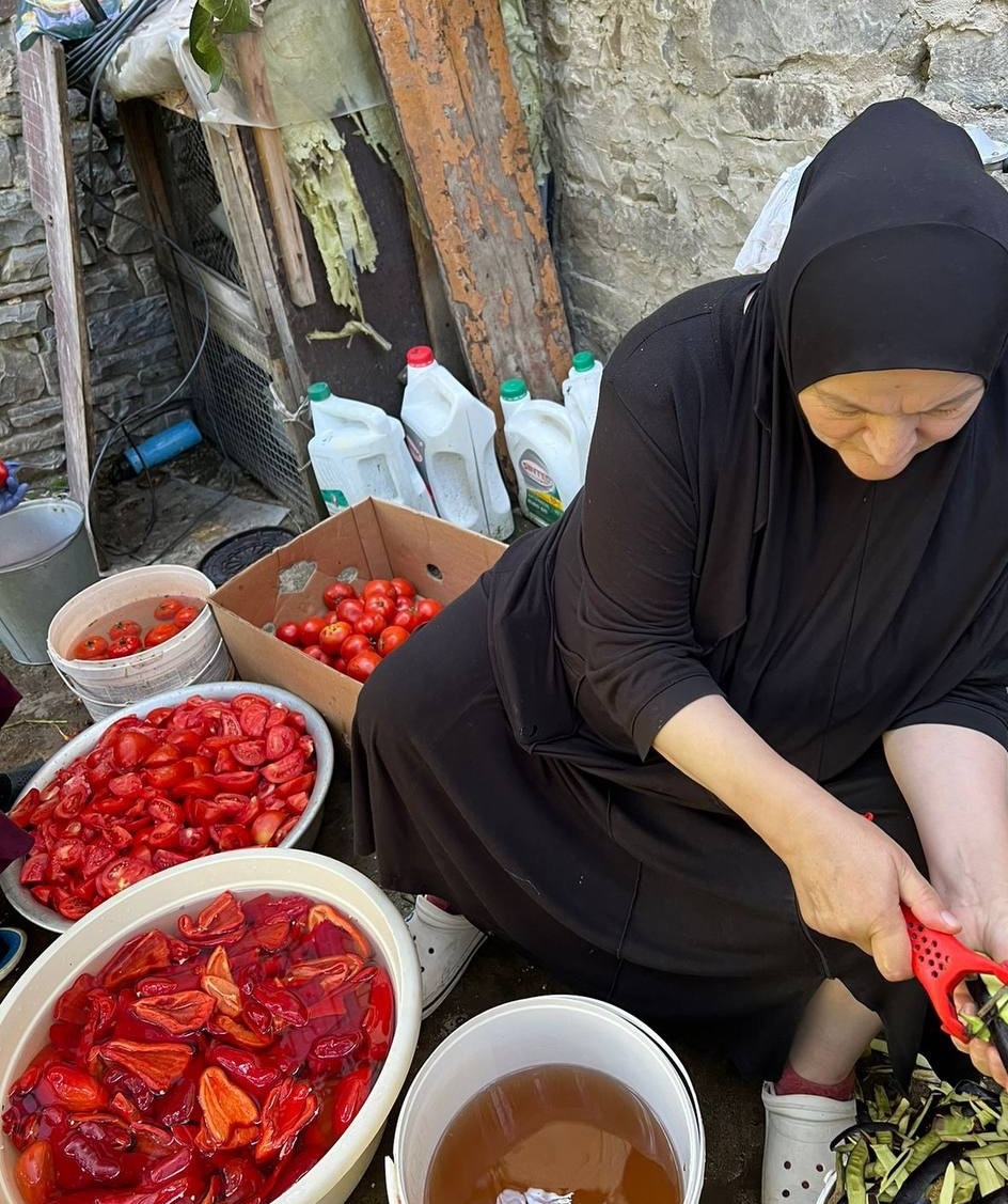 Для социальных работников и получателей социальных услуг отделения социального обслуживания на дому КЦСОН Агульского района наступила горячая пора заготовок на зиму.