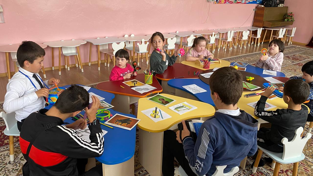 Для детей с ОВЗ провели интегрированное музыкальное занятие по теме: «Рисуем музыкальные инструменты»