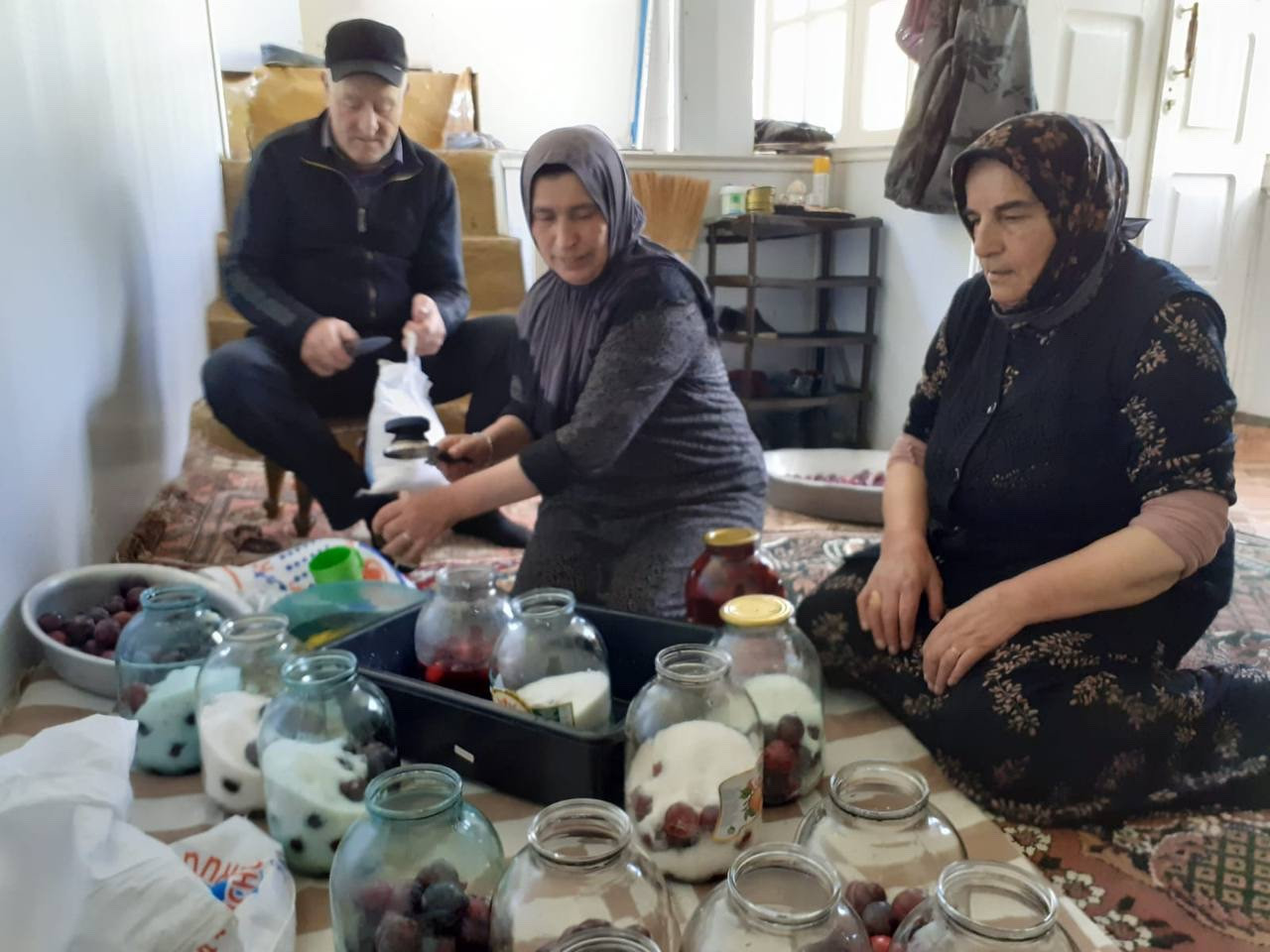 Рабочие дни социальных работников отделений социального обслуживания граждан пожилого возраста и инвалидов на дому КЦСОН Агульского района проходят очень активно.