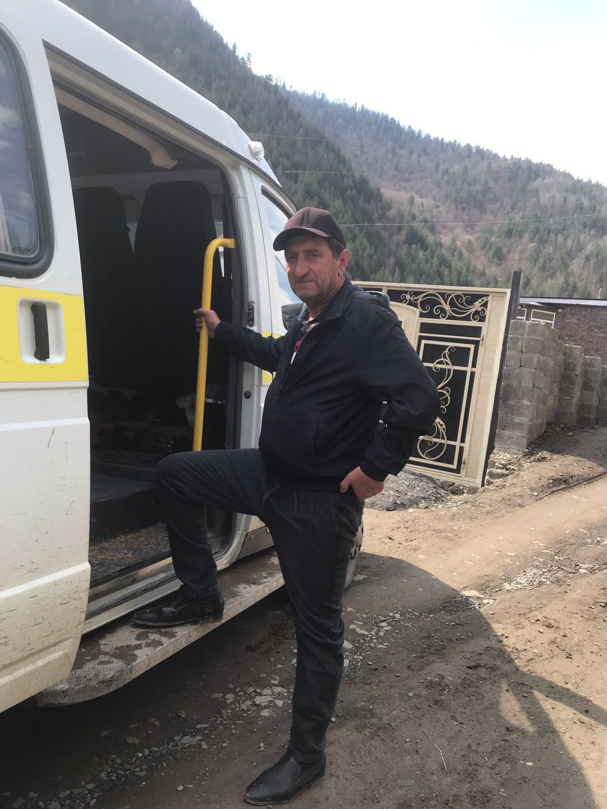 Руководитель КЦСОН Теймур Саругланов -лично посетил и поздравил с днем рождения подопечную Семейного Многофункционального Центра Ханову Ираду.