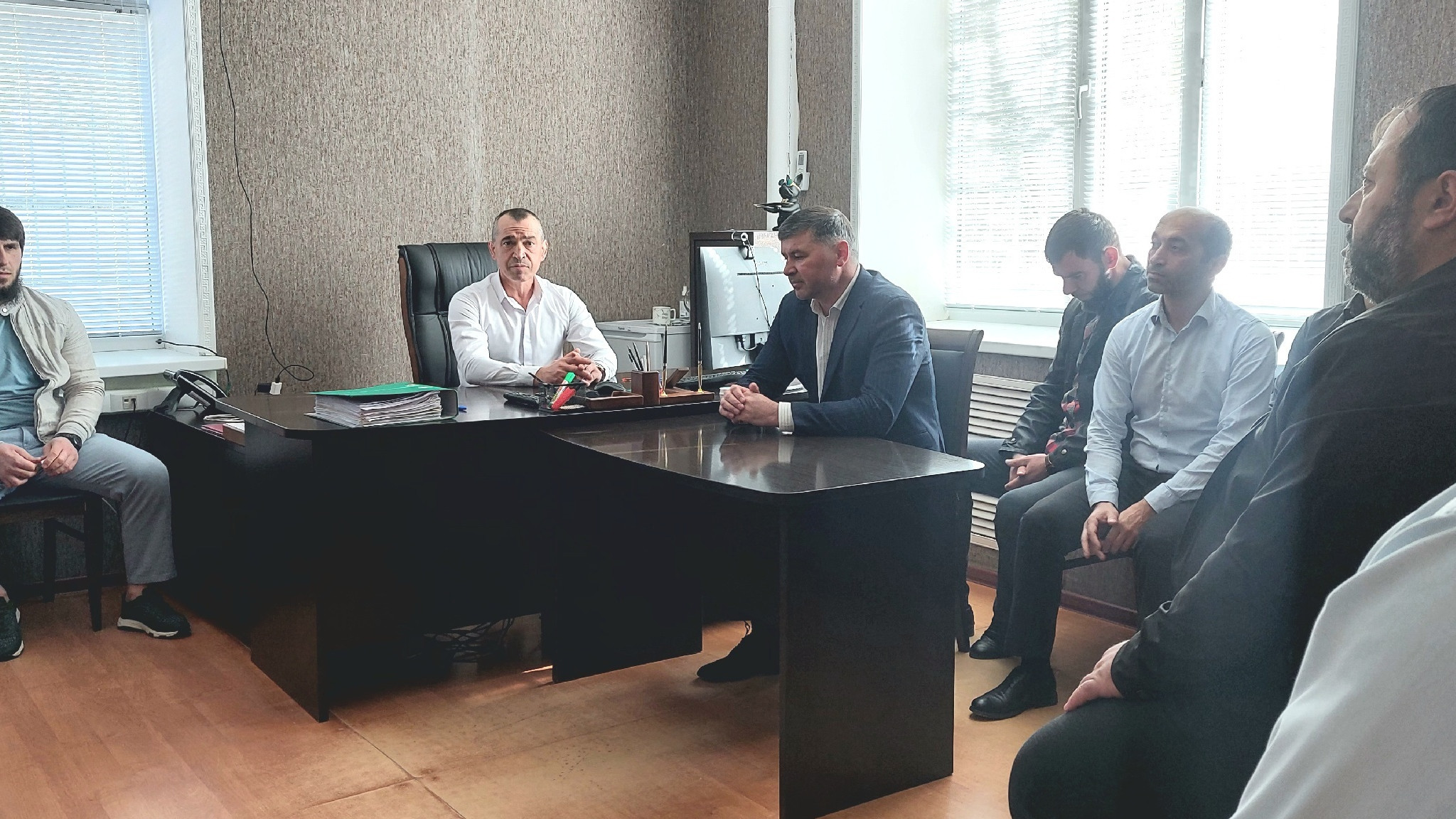 Директор управления социальной защиты населения Табасаранского района Тельман Гаджиев поздравил коллектив с наступающим праздником Ураза байрам