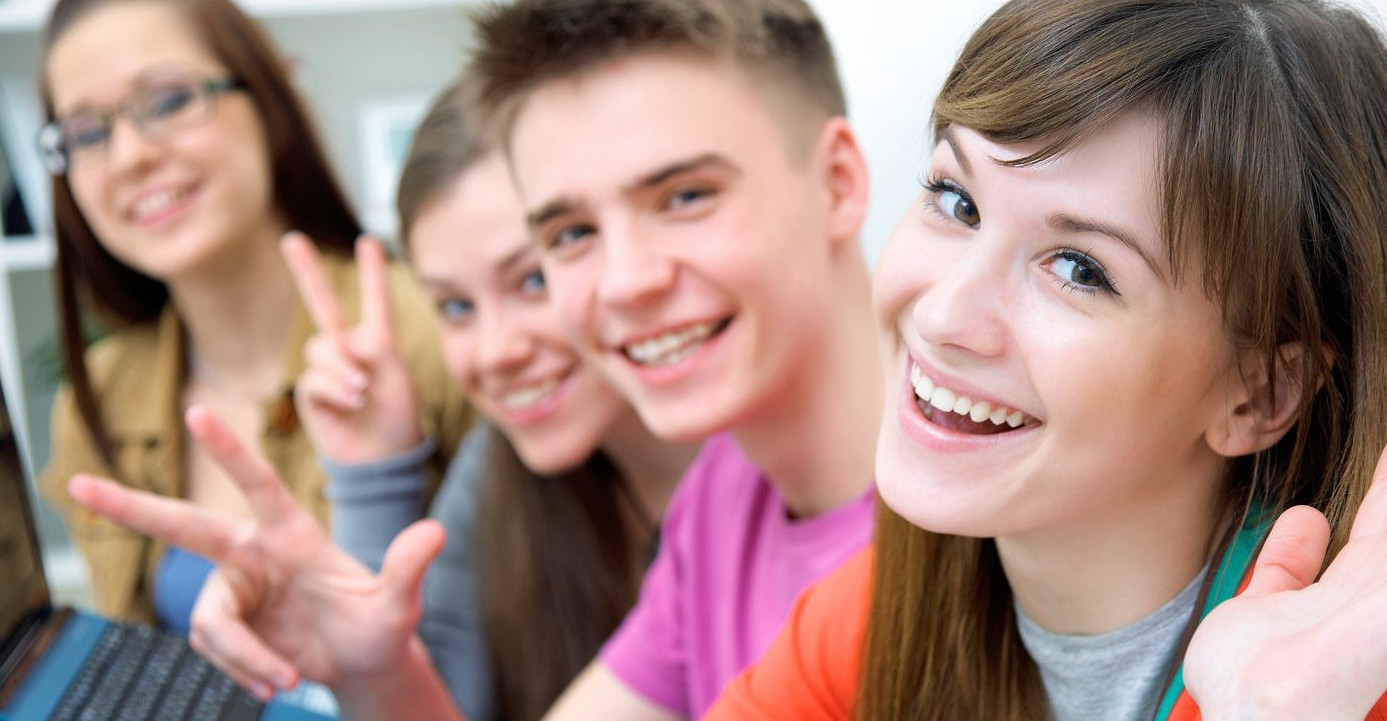 Каким семьям назначается выплата ежемесячного пособия на ребенка в возрасте от 17 до 18 лет?