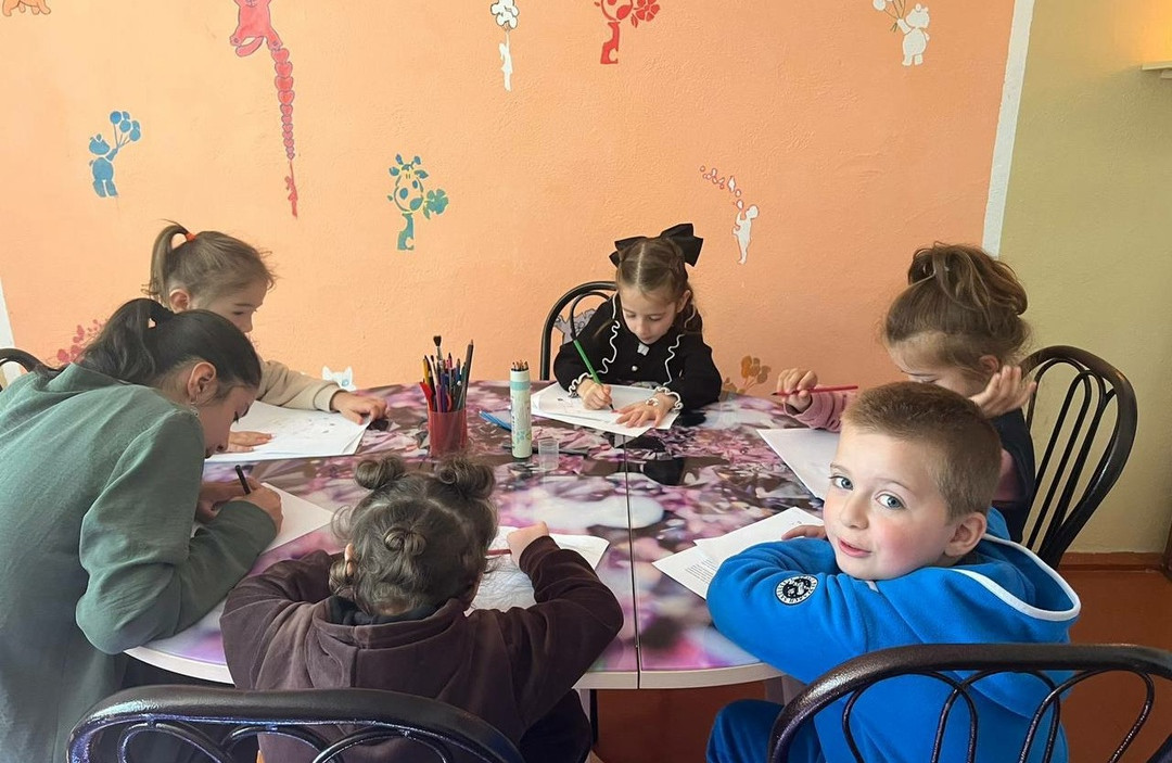 Основными причинами возникновения гиперактивности  у детей являются, прежде всего, патологии беременности и родов, инфекции, генетическая обусловленность, и конечно же ошибки в воспитании.