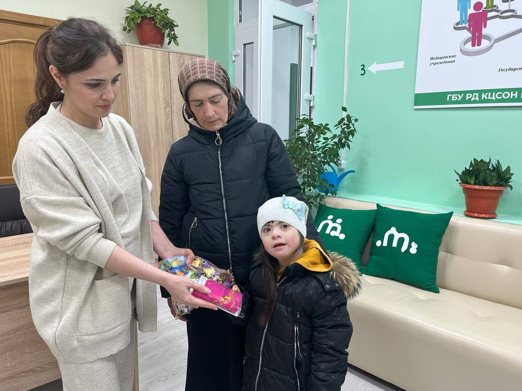 Продолжается раздача новогодних подарков в центре социального обслуживания г. Дербент.