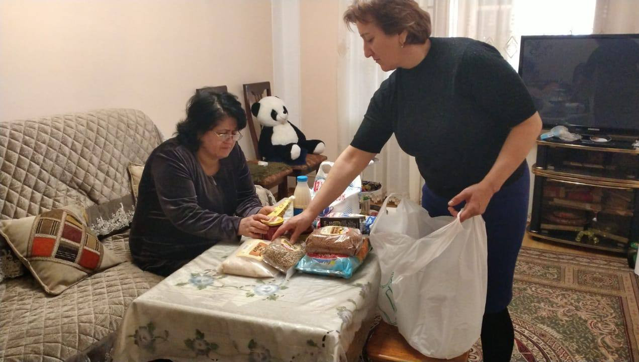 Раздача продуктовых наборов нуждающимся пожилым людям.