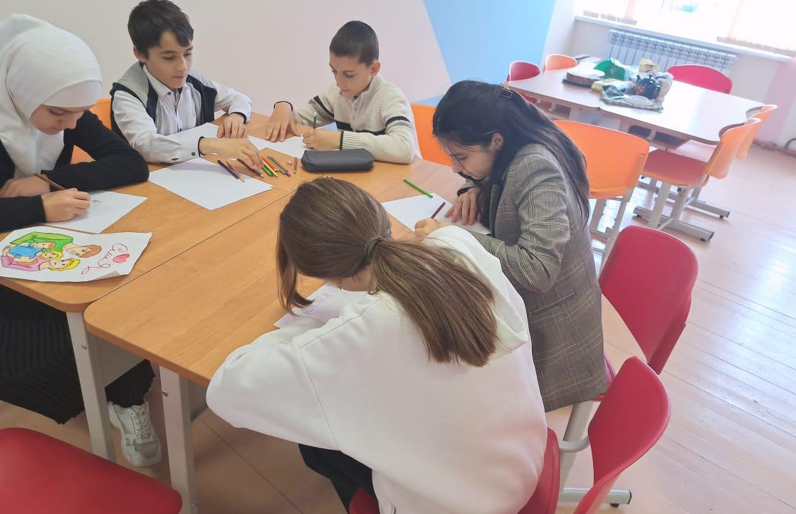 14 мая специалисты отделении социального обслуживания на дому детей и семей с детьми провели конкурс рисунков "Наша семья".