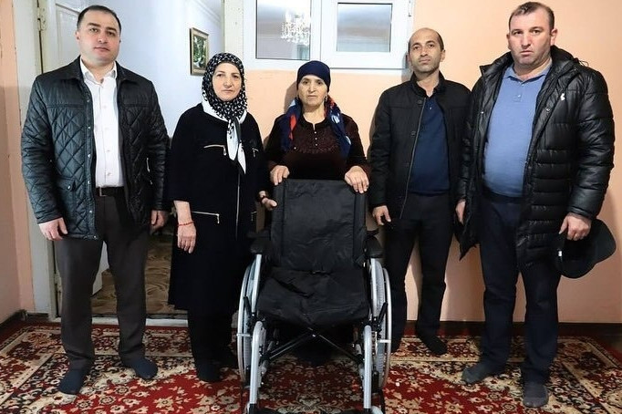 Магомед Курбанов передал инвалидное кресло-коляску жителю Табасаранского района