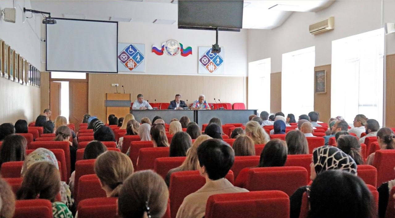 На аппаратном совещании в Минтруда Дагестана под руководством врио министра Магомедзагида Кихасурова обсудили текущие вопросы деятельности.