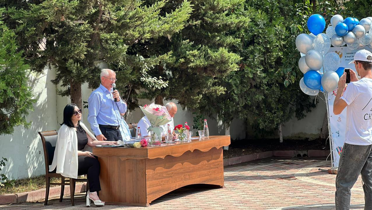 1 сентября в Социально-педагогическом институте состоялась торжественная линейка, посвящённая всенародному празднику - Дню знаний, в котором приняли участие специалисты центра социального обслуживания.