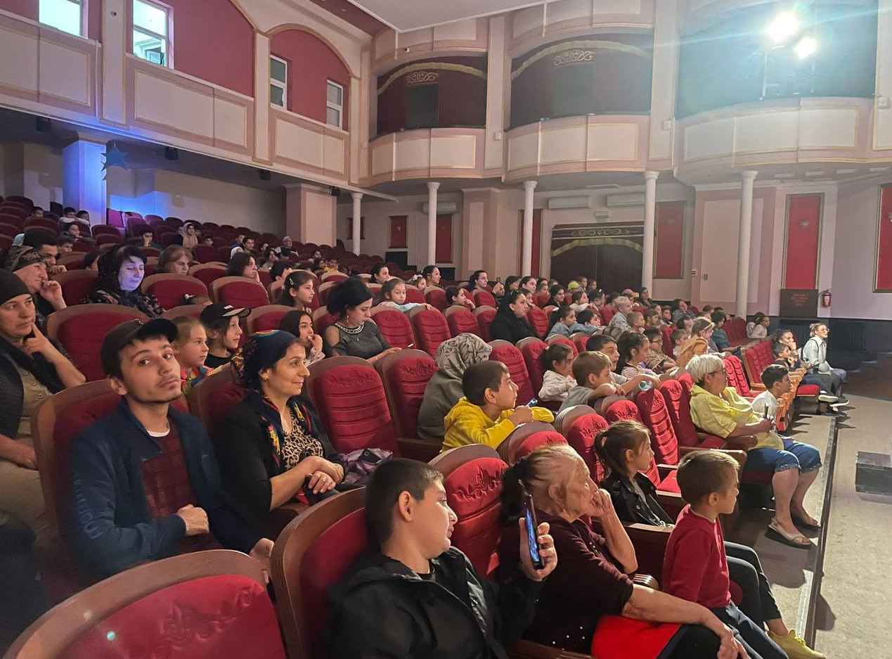 6-7 октября в Лезгинском музыкально- драматическом театре имени С.Стальского в г.Дербент состоялись «большие гастроли» Сургутского театра.